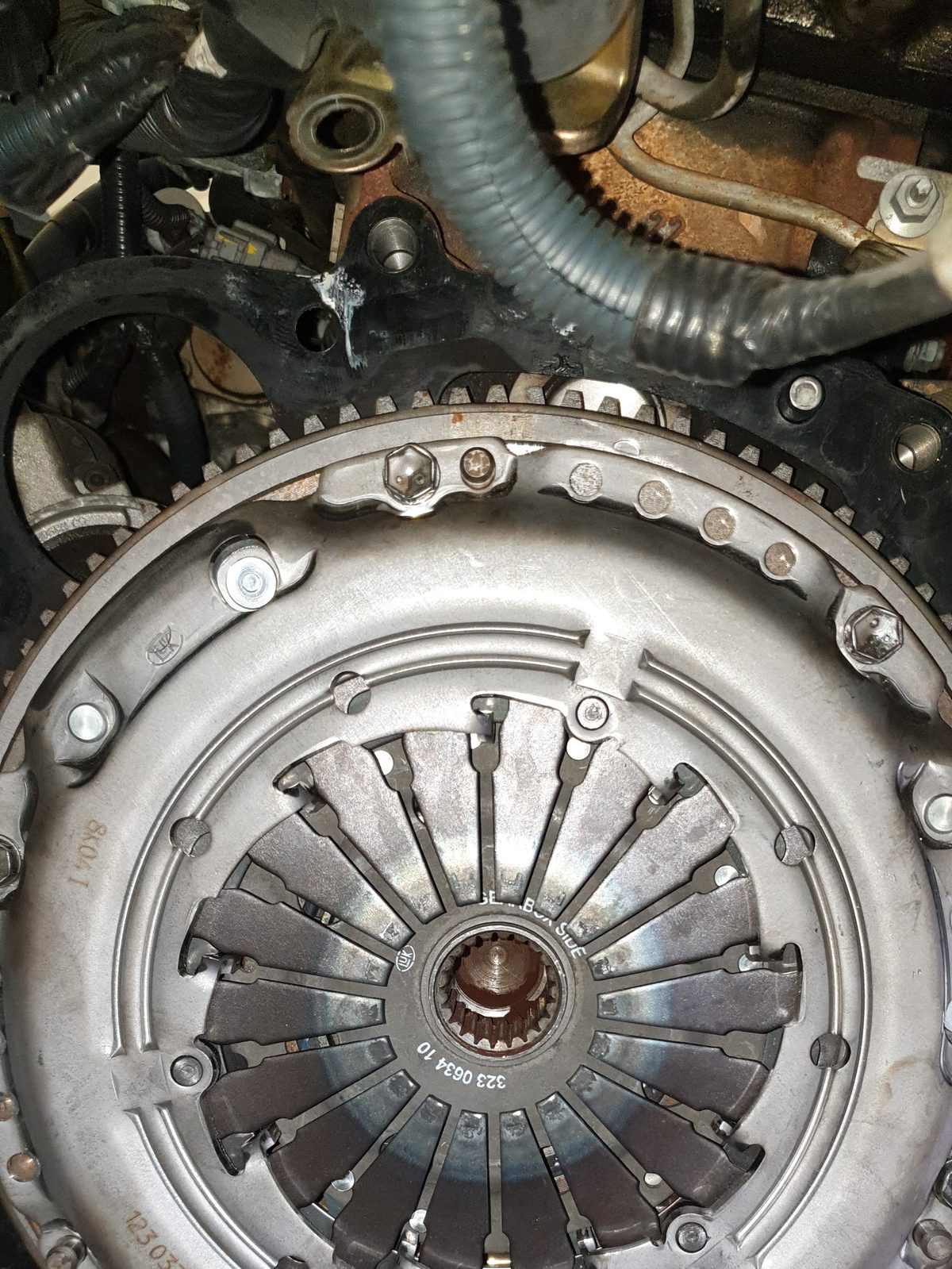 Kupplungsdruckplatte an einem Automotor, aufgenommen in der Werkstatt